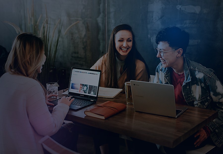 Equipo de trabajo participando en una capacitación tecnológica