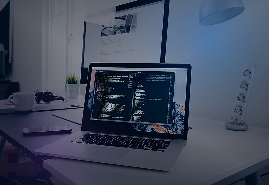 Computador con entorno de desarrollo web moderno